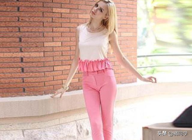 粉色裤子配什么颜色上衣好看？我想买一条粉色的裤子，上衣应该选什么颜色呢？