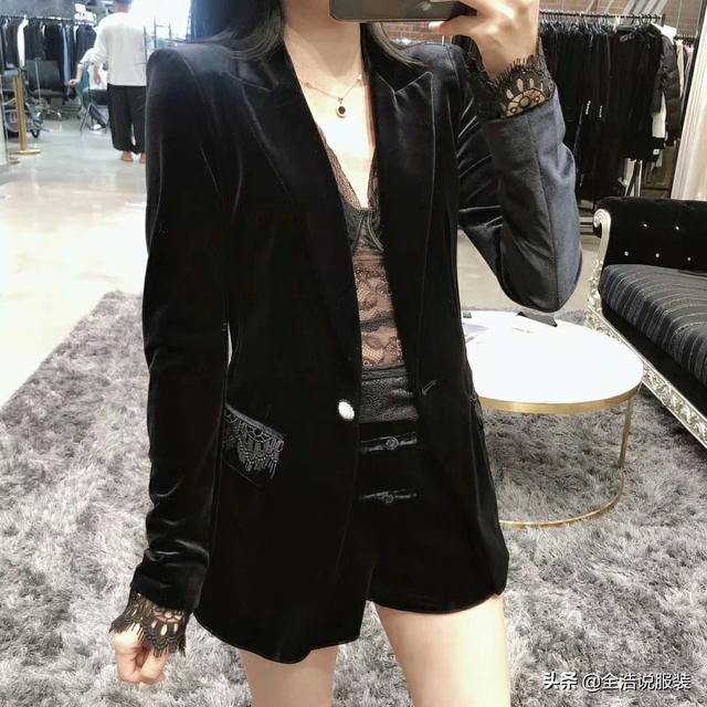 女生穿黑色小西服搭配什么裙子好看？女生黑色西服里面搭配什么颜色的内搭