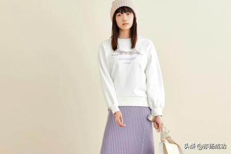 紫色碎花衣如何搭配裤子(图7)