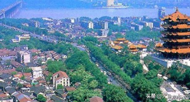 武汉的基本自然地理特点如地理位置，地形和气候特点等？