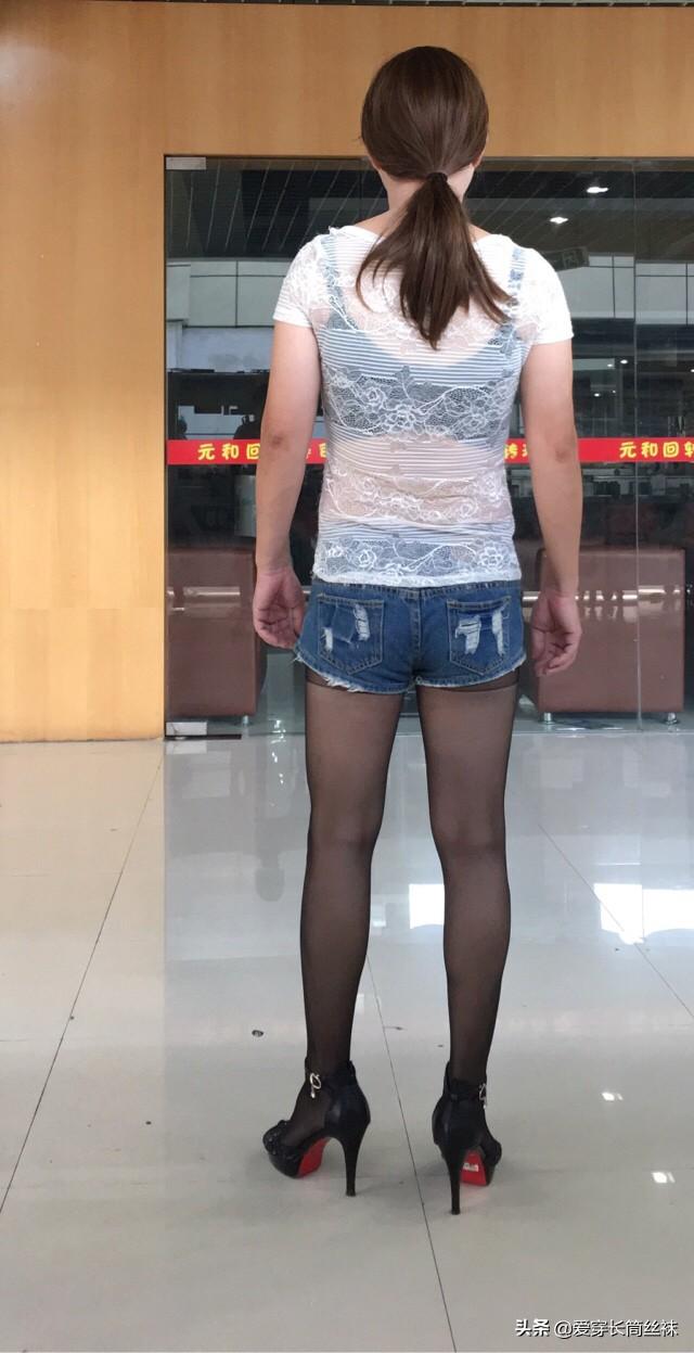 西瓜红色裙子如何搭配好看