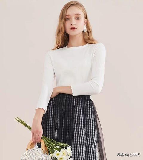 白色针织薄开衫如何搭配(图4)