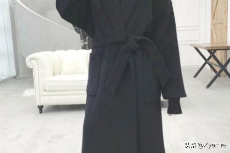 浴袍式白色大衣如何搭配(图2)