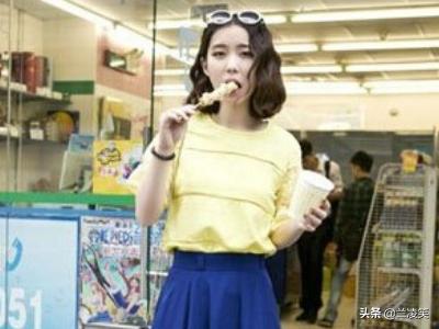 老气的裙子如何搭配衣服(图3)