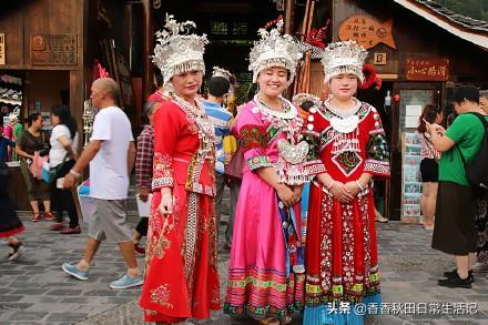 到一些古镇去旅游，穿什么衣服，拍照比较融入景色？