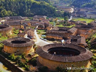 福建土楼形成的地理原因？