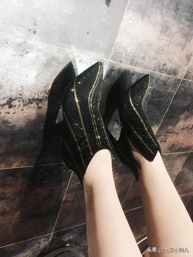 如何用丝袜搭配裙子好看