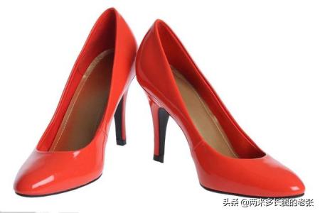 黑色裙子和鞋子如何搭配