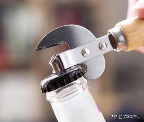 如何打开啤酒(没有起子如何打开啤酒)