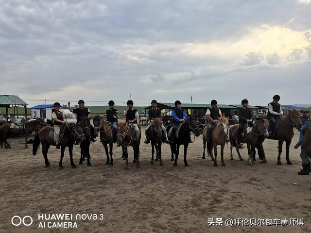 牧民举国旗策马奔腾图片