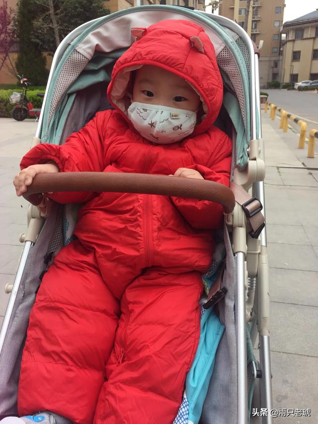 婴儿吐舌头是怎么回事