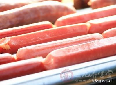 热狗是什么（外面卖的一元一条的热狗到底是什么材料做出来的？小孩子能吃吗？）