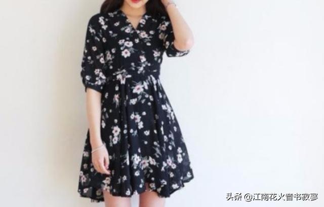 裙子如何搭配鞋子和衣服