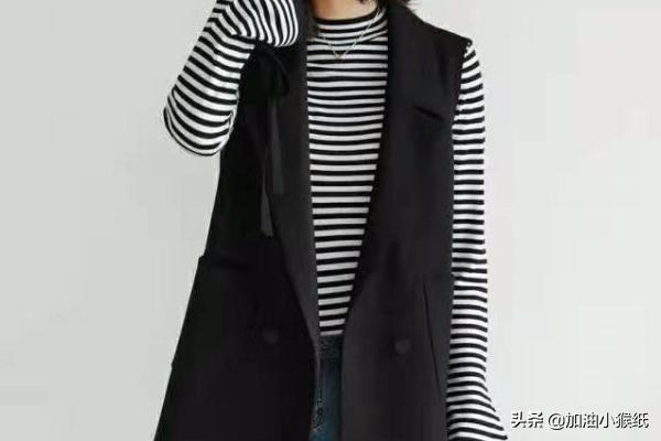 黑色的针织背心如何搭配(图2)