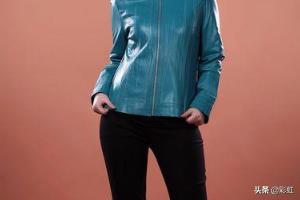 孔雀蓝的衣服怎么搭配(图2)