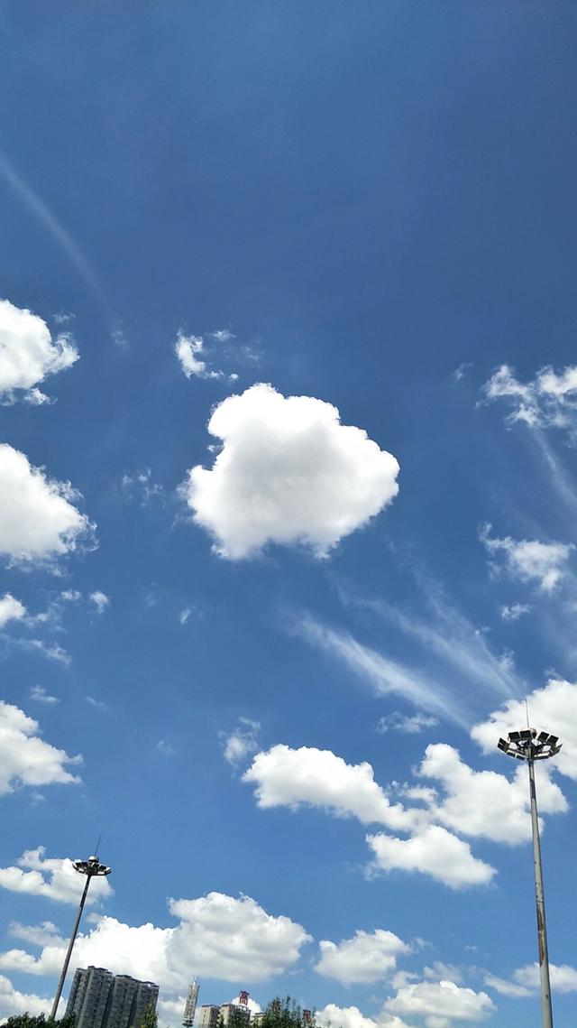 摄影技巧：怎样才能把天空拍的更蓝更好看？：天空蓝色的图片