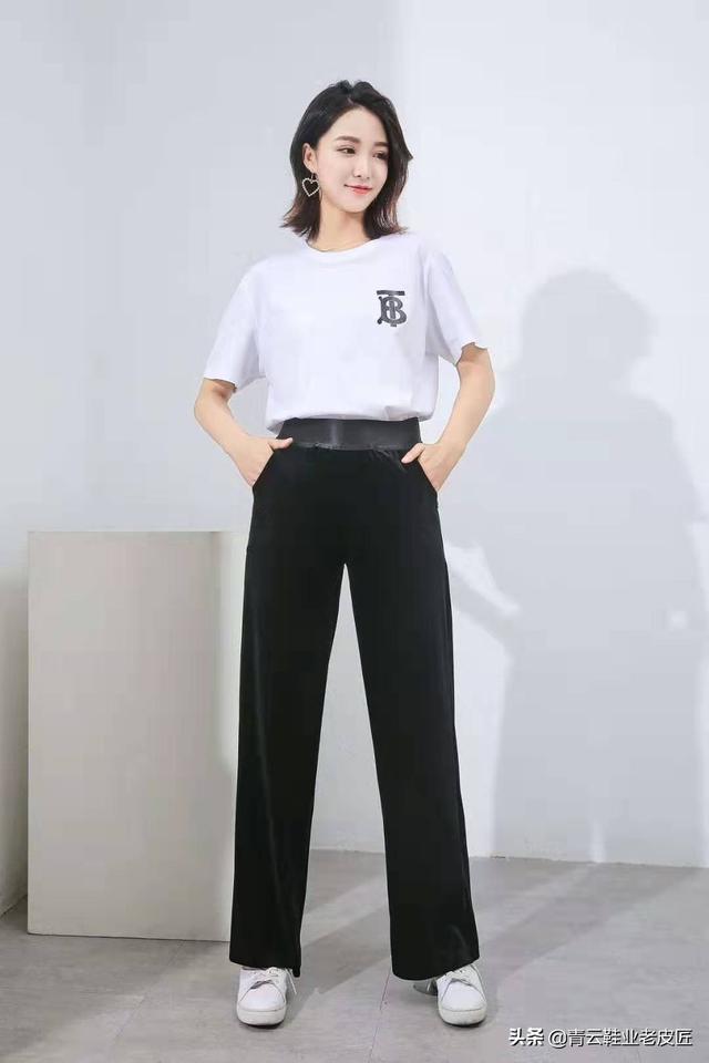 黑色的裤子怎么搭配衣服(图4)