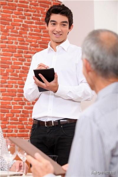 饭店里，怎样称呼“服务员”才显得有礼貌、尊重人、比较合适呢？祝贺饭店生意兴隆的祝福语？