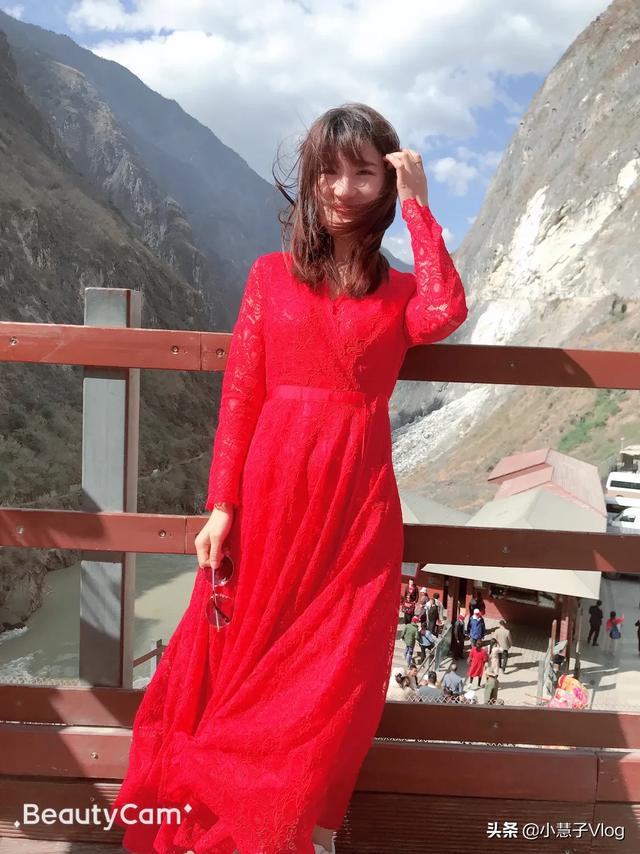 红色蕾丝连衣裙与鞋子如何搭配，才能彰显女性气质？红色蕾丝裙配什么腰带
