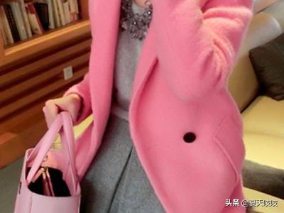 粉色套裙怎么搭配大衣(图1)