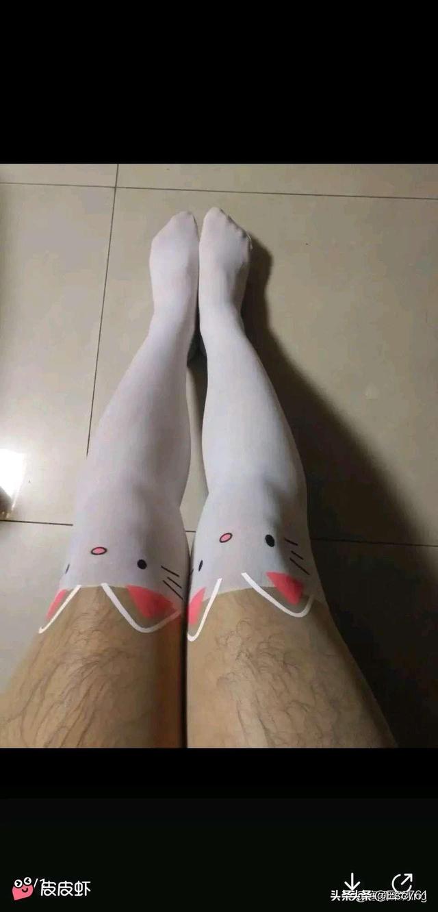 中筒袜子怎么搭配衣服(图1)