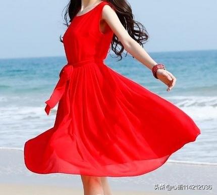 红色大摆半身长裙怎么搭配？红色半身长裙搭配什么样的上衣好看？