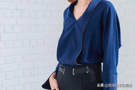 藏蓝色休闲套装如何搭配(图6)