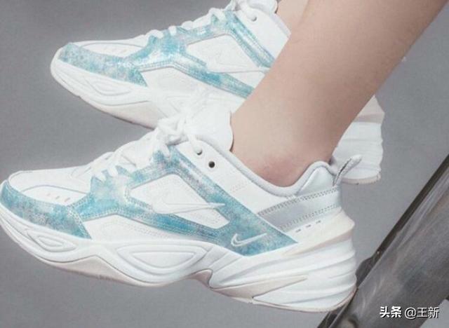 黑色碎片裙如何搭配好看