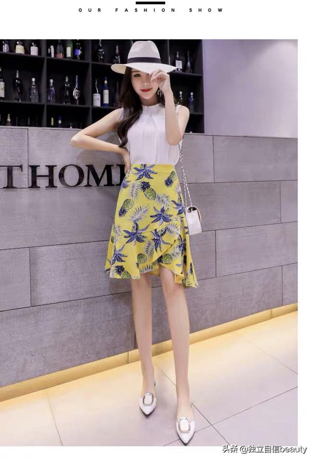 秋天的碎花短裙如何搭配(图3)