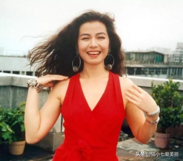 美女露胸的图片（女生穿什么衣服配什么鞋最性感？）