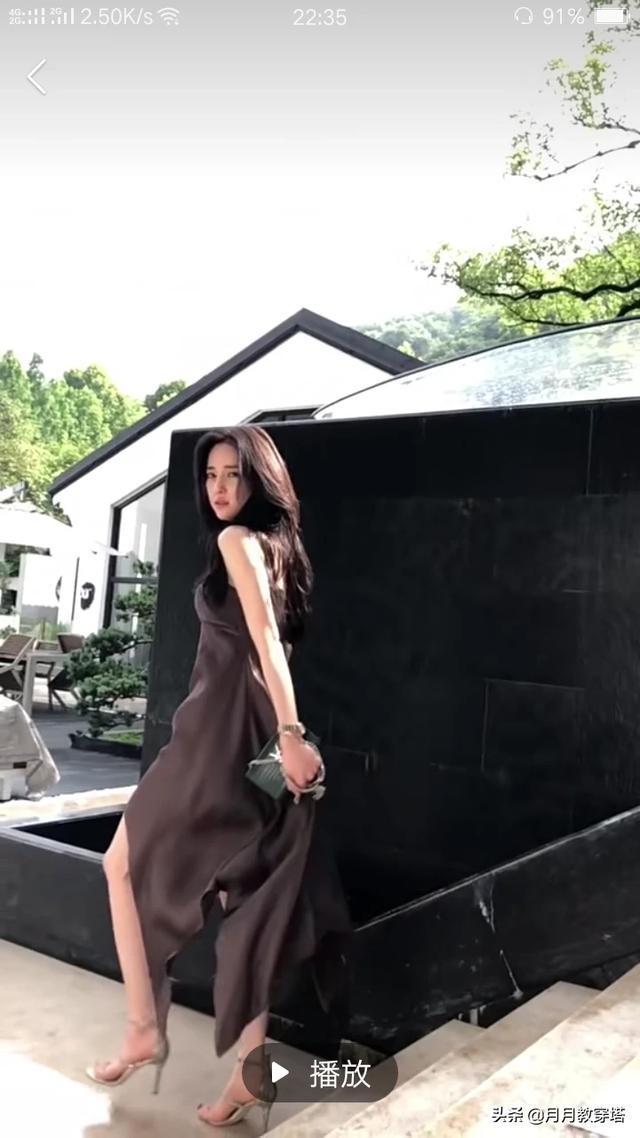 秋冬吊带短裙如何搭配好看