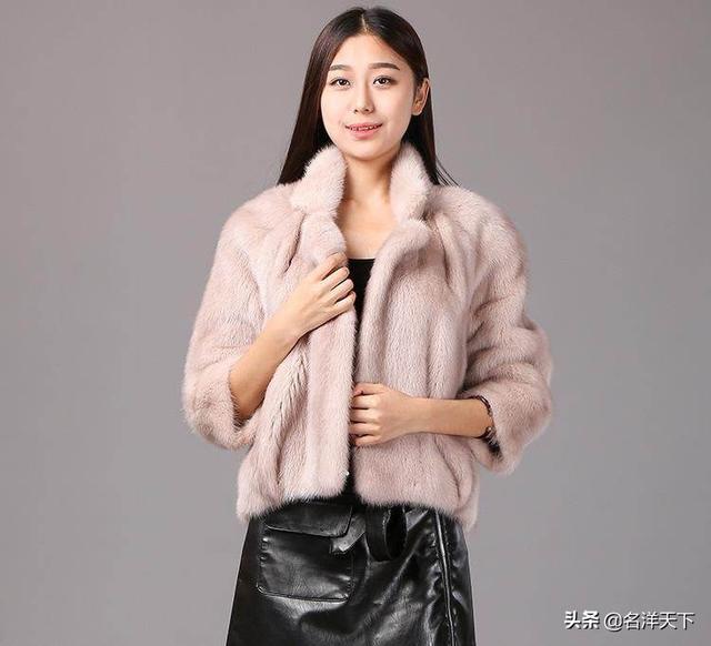 黑色水貂绒毛衣如何搭配(图6)