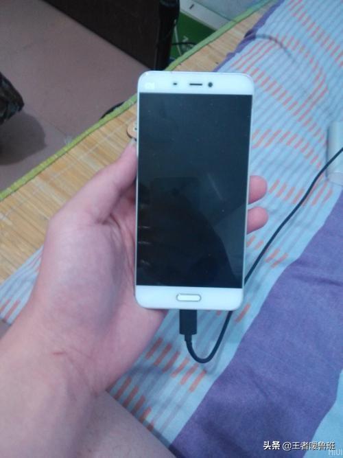 [为什么手机发烫]手机为什么很烫手，是不是露电？