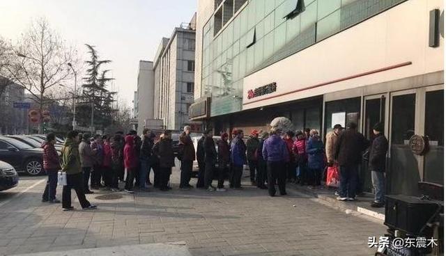 女子办事大厅发飙：每次都说缺材料_有谁做过银行大厅的引导员，就是前台接待，这份工作怎么样呢？