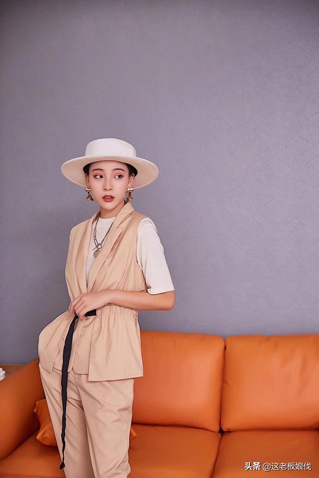 长皮裙如何搭配外套女士(图2)