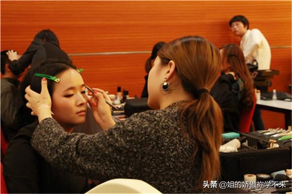 化妆技巧跟谁学最好
