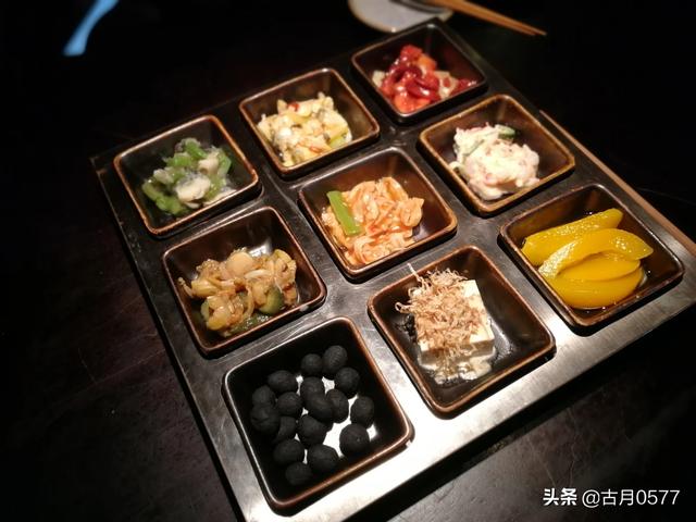 [美少女餐厅]什么店里服务员是穿西装的？