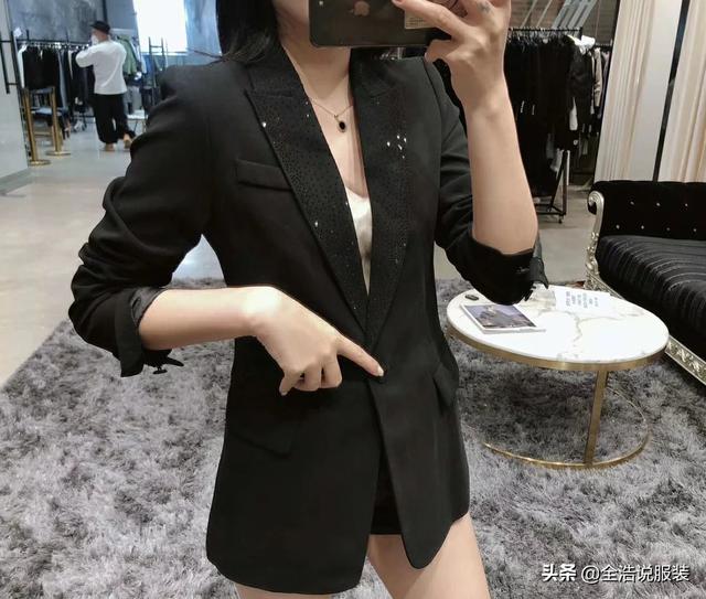 女生穿黑色小西服搭配什么裙子好看？女生黑色西服里面搭配什么颜色的内搭