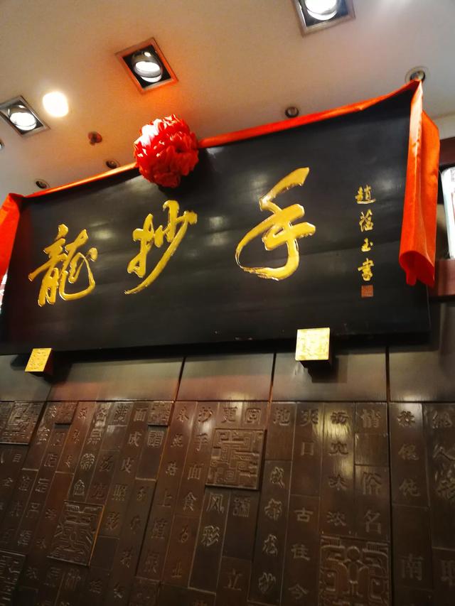 去成都旅游，请问哪些景点必去，住哪里比较方便