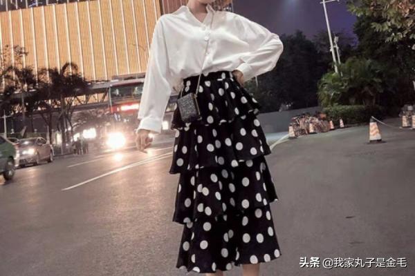 白色短款蛋糕裙如何搭配(图2)