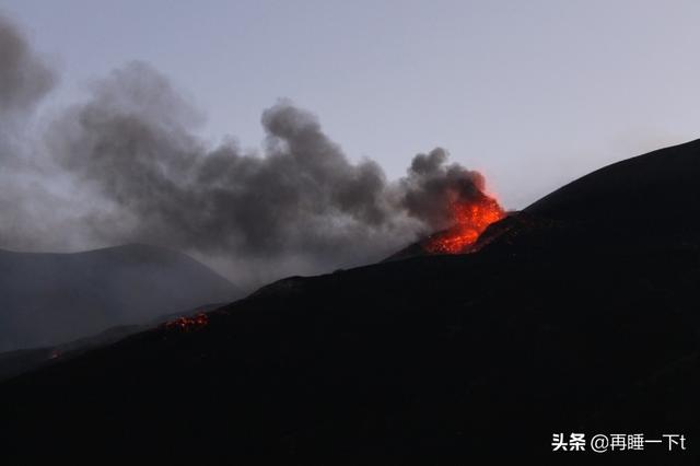 火山爆发时的景色是怎样的