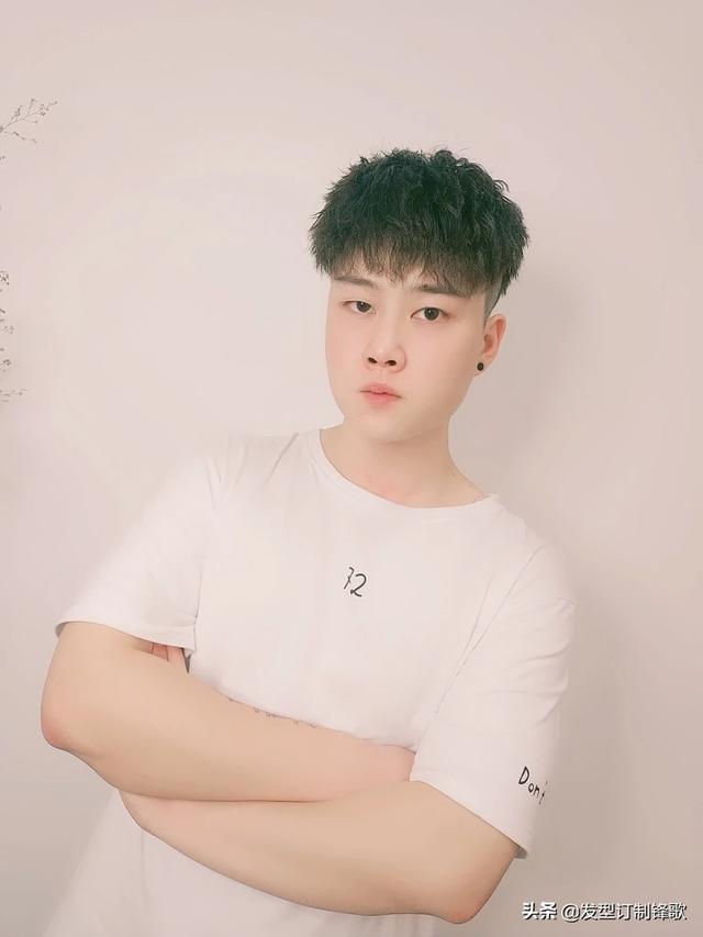 男孩子的发型(男孩子头发长点好还是短点好呢？)