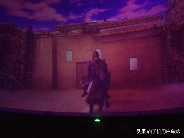牧民举国旗策马奔腾图片