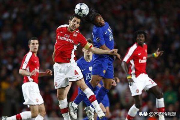 [头顶球]教你如何在足球运动中头顶球？