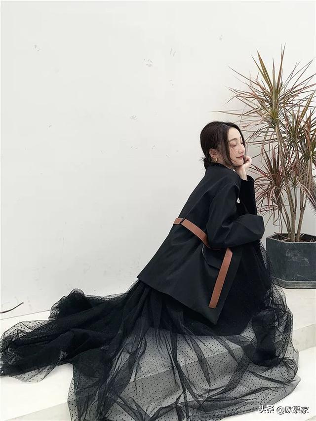 黑色紧身吊带如何搭配衣服(图4)