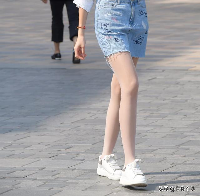 小白裙如何搭配丝袜外套(图2)