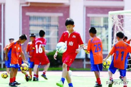 足球颠球技巧视频教学《 % 》足球颠球技巧视频教学全集