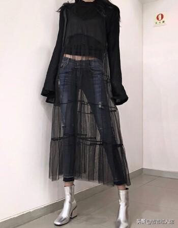 黑色紧身吊带如何搭配衣服(图7)