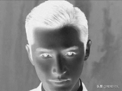 怎么把手机图片颜色反转过来？：图片颜色反转