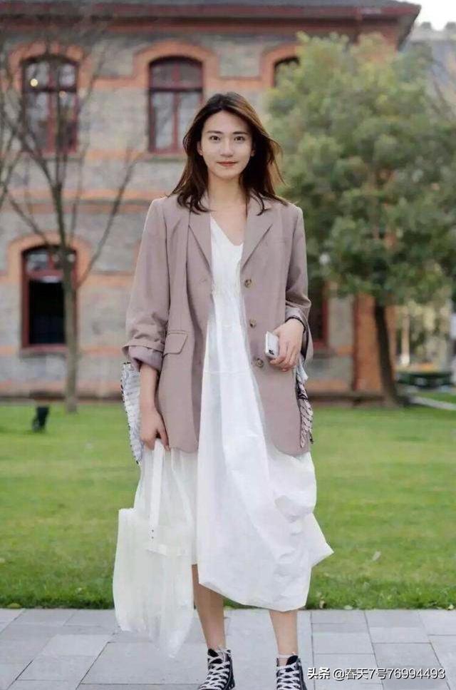 白板鞋如何搭配裙子好看(图4)